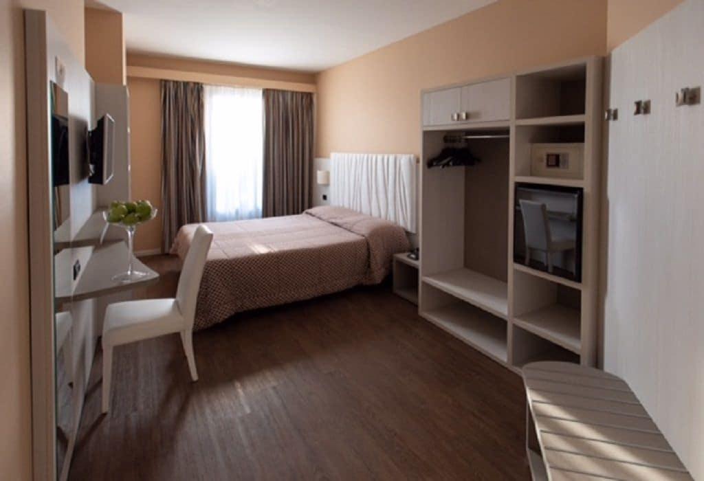 Hotel Enrichetta Desenzano del Garda Exterior photo