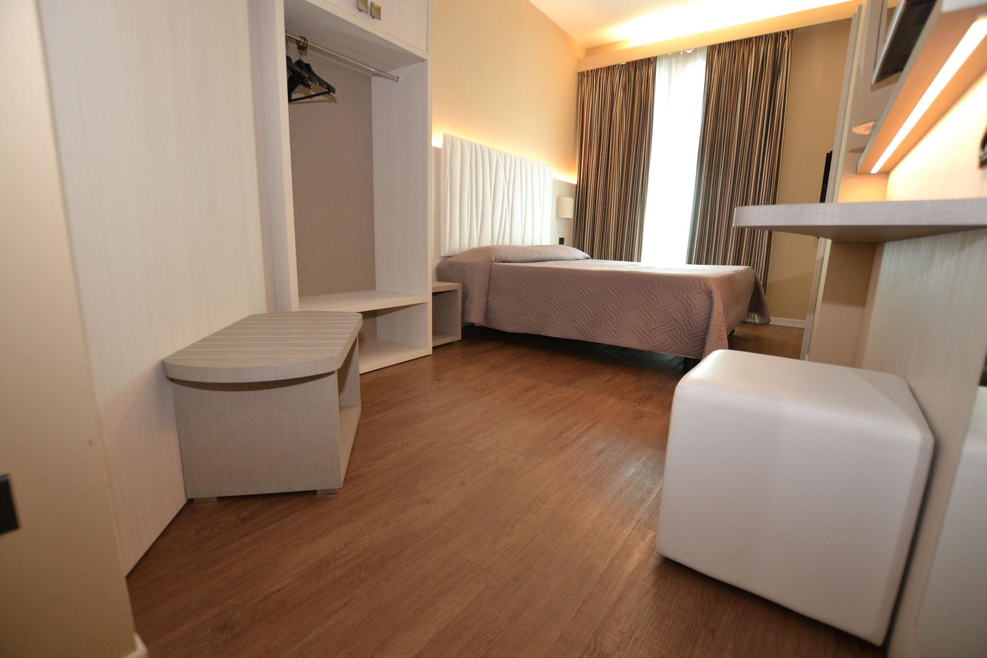 Hotel Enrichetta Desenzano del Garda Exterior photo