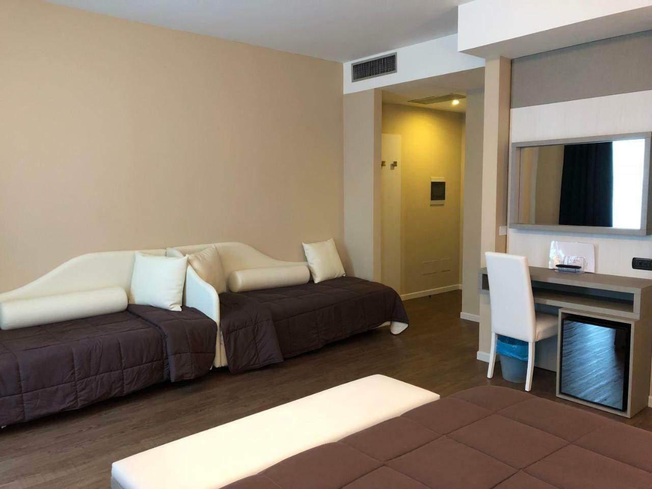 Hotel Enrichetta Desenzano del Garda Exterior photo