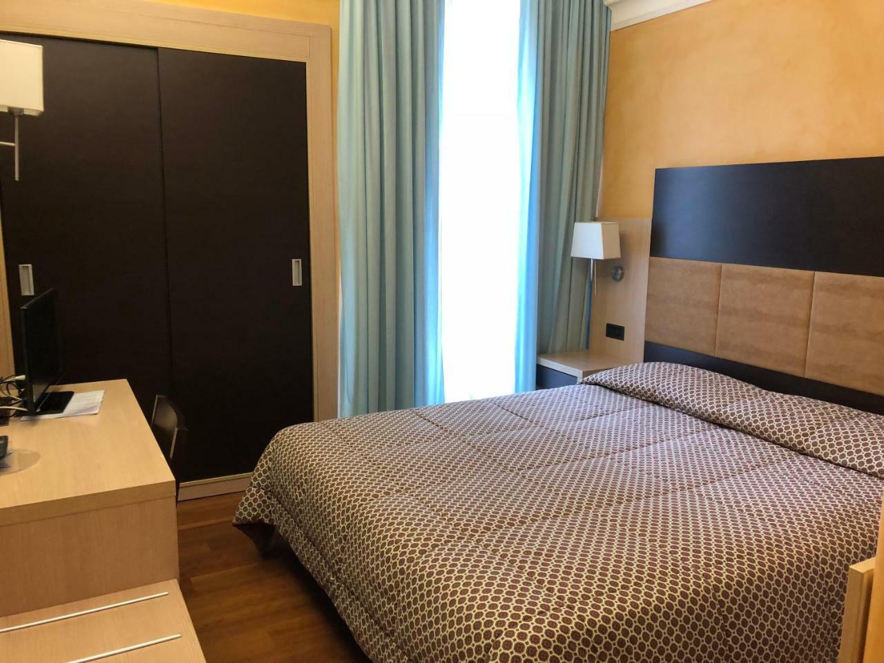 Hotel Enrichetta Desenzano del Garda Exterior photo