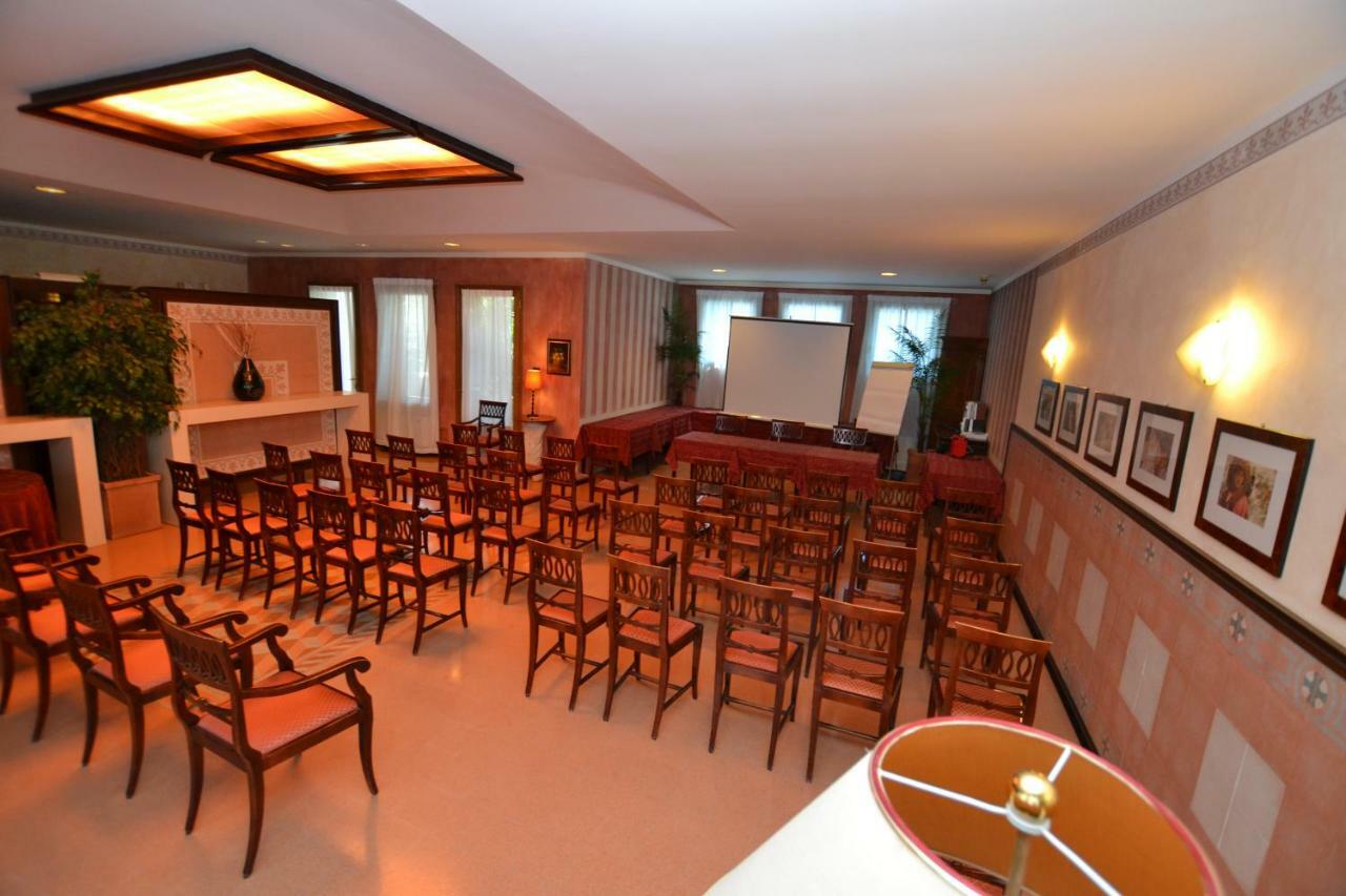 Hotel Enrichetta Desenzano del Garda Exterior photo